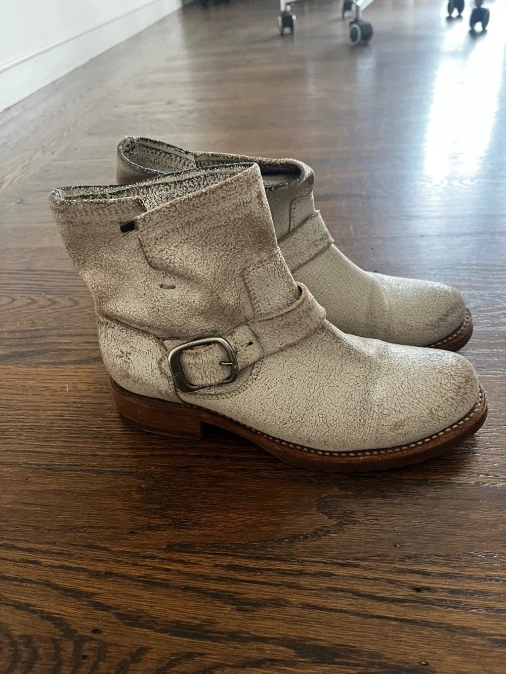 Frye Veronica women's 6 distressed white leather